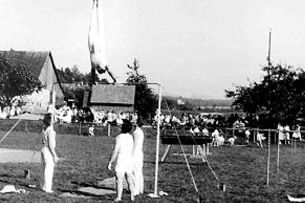 Männer- und Frauenmann­schaften im Gerätturnen 1951